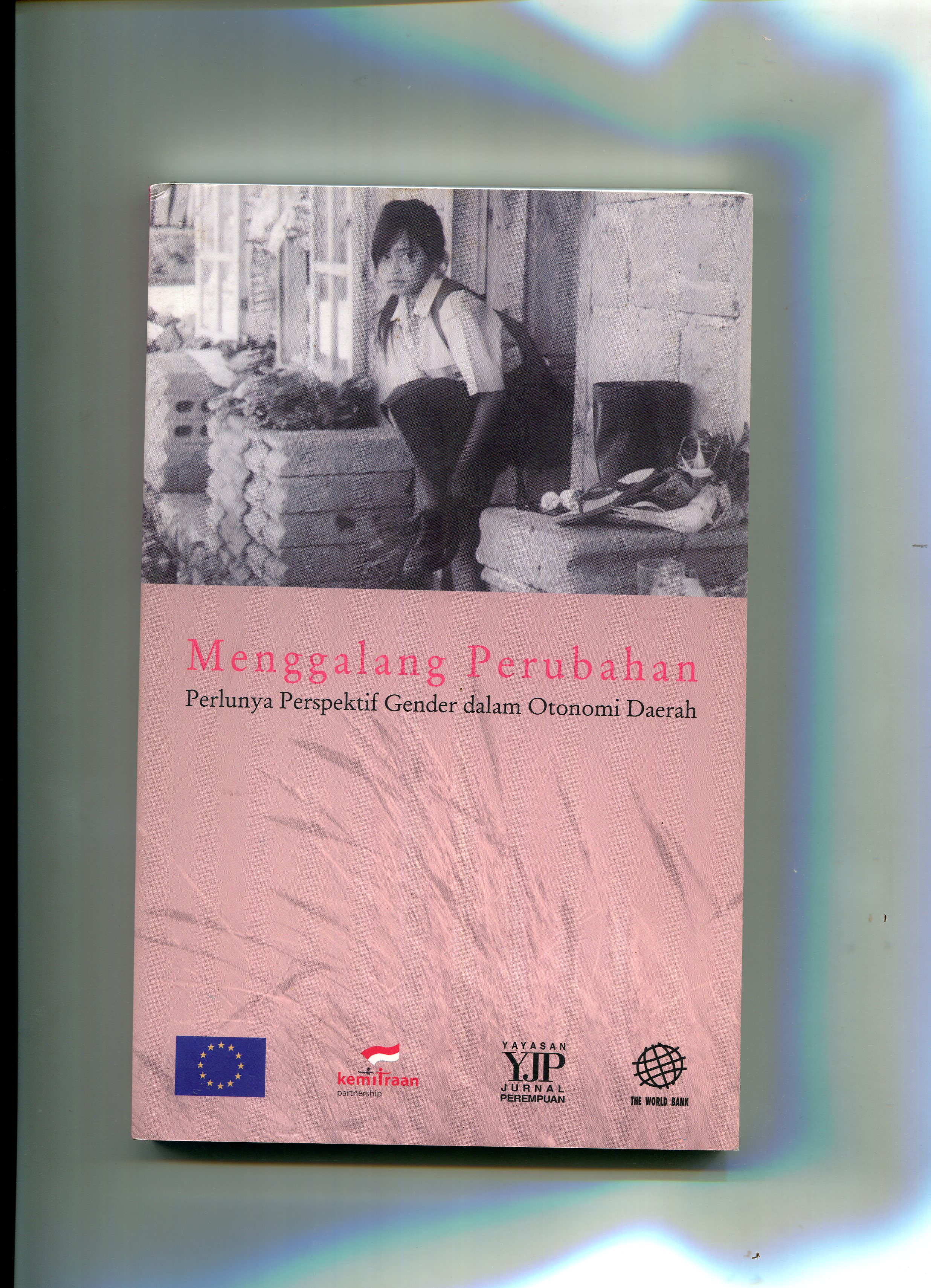 Cover Menggalang Perubahan :  Perlunya Perspektif Gender Dalam Otonomi Daerah