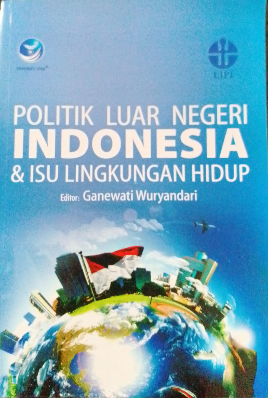 Cover Politik luar negeri Indonesia & isu lingkungan hidup / Ganewati Wuryandari, Dhuroruddin Mashad, RR Emilia Yustiningrum, Athiqah Nur Alami, Nanto Sriyanto; Editor, Ganewati Wuryandari