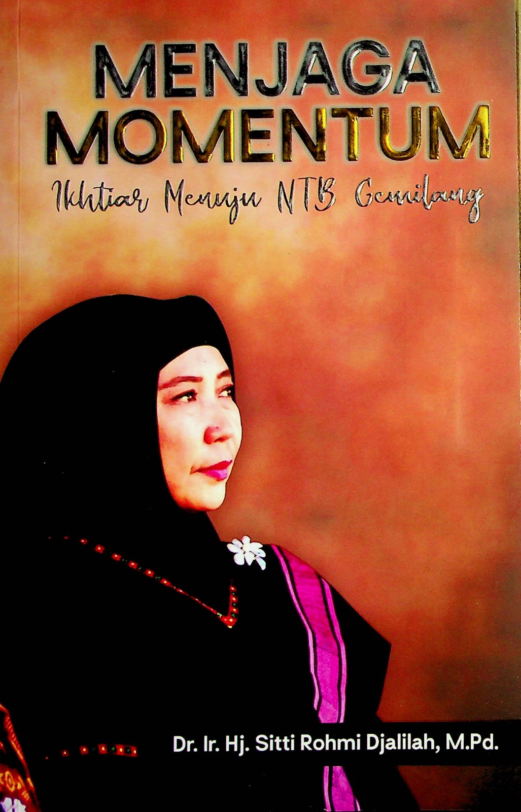 Cover Menjaga momentum :  ikhtiar menuju NTB gemilang / Dr. Ir. Hj. Sitti Rohmi Djalilah, M.Pd.; Editor, Zulbajang