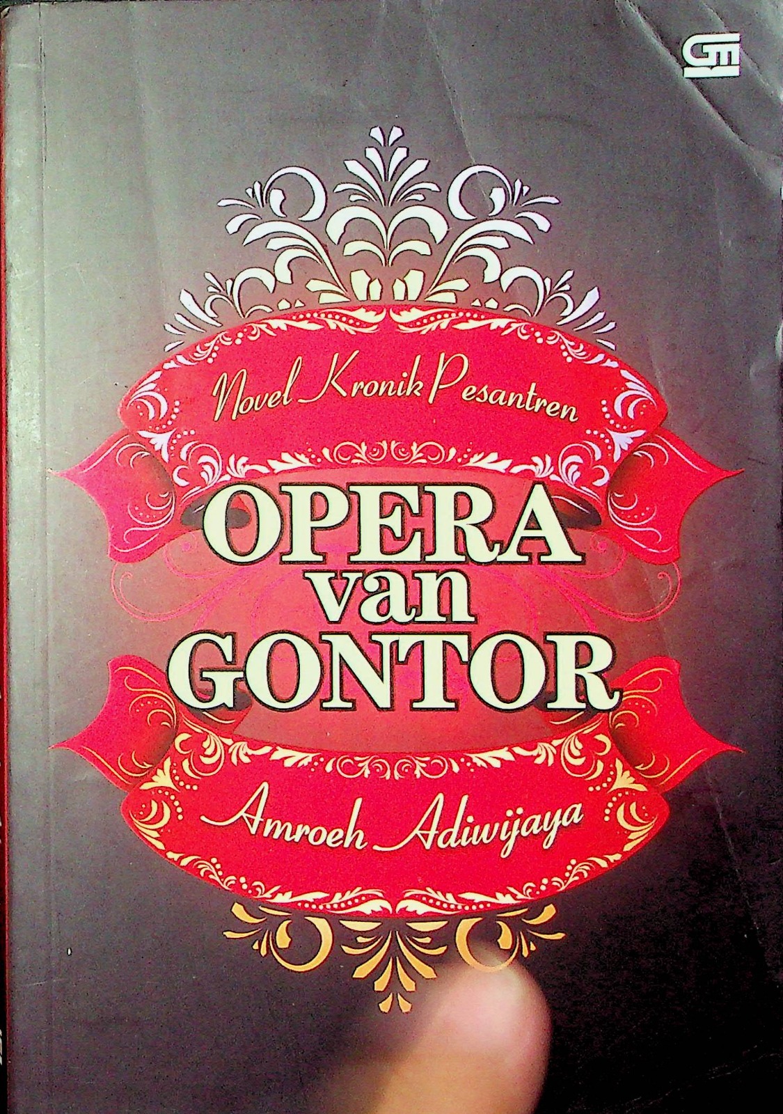 Cover Opera van Gontor :  Novel kronik dunia pesantren / Amroeh Adiwijaya