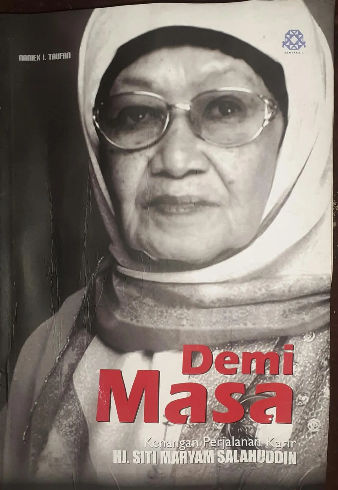 Cover Demi Masa Kenangan Perjalanann Karir Hj. Siti Maryam salahuddin / Naniek I. Taufan