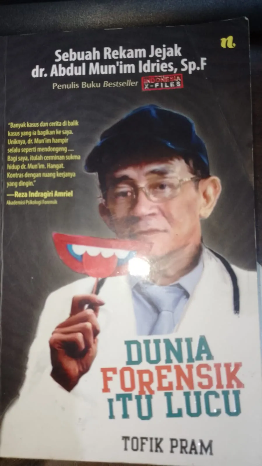 Cover Dunia forensik itu lucu sebuah rekam jejak dr. Abdul Mun'im Idries, Sp.F / Tofik Pram