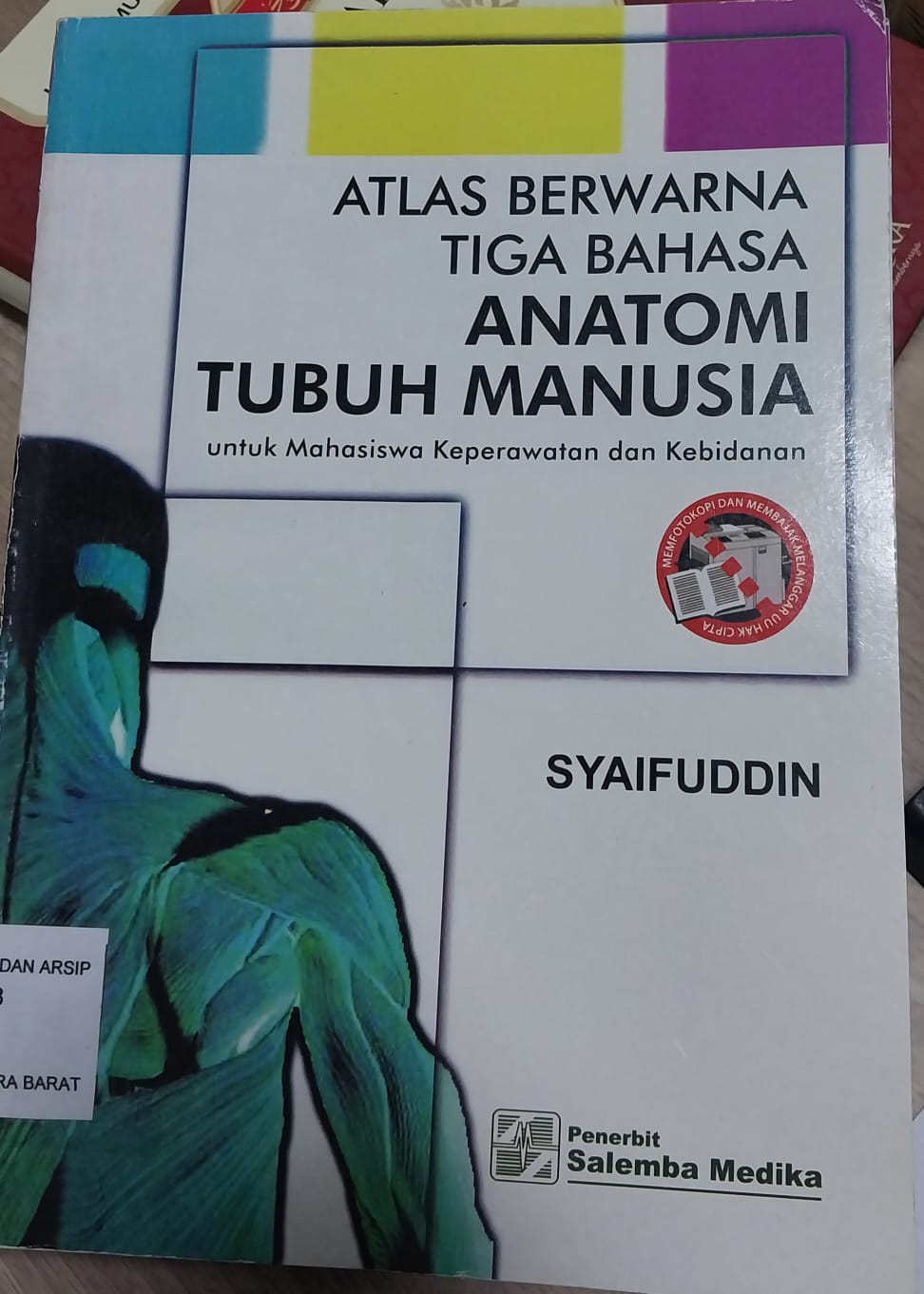 Cover Atlas berwarna tiga bahasa anatomi tubuh manusia :  Untuk mahasiswa keperawatan dan kebidanan / Drs. H. Syaifuddin, A. MK.