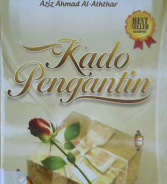 Cover Kado Pengantin :  Panduan Wajib Mewujudkan Keluarga Bahagia / Aziz Ahmad Al-Aththar Asy-Syahwi, Aziz ahmad al- athar; Penerjemah, Zubaidi; Editor, fathur mu'is, Titus Ds