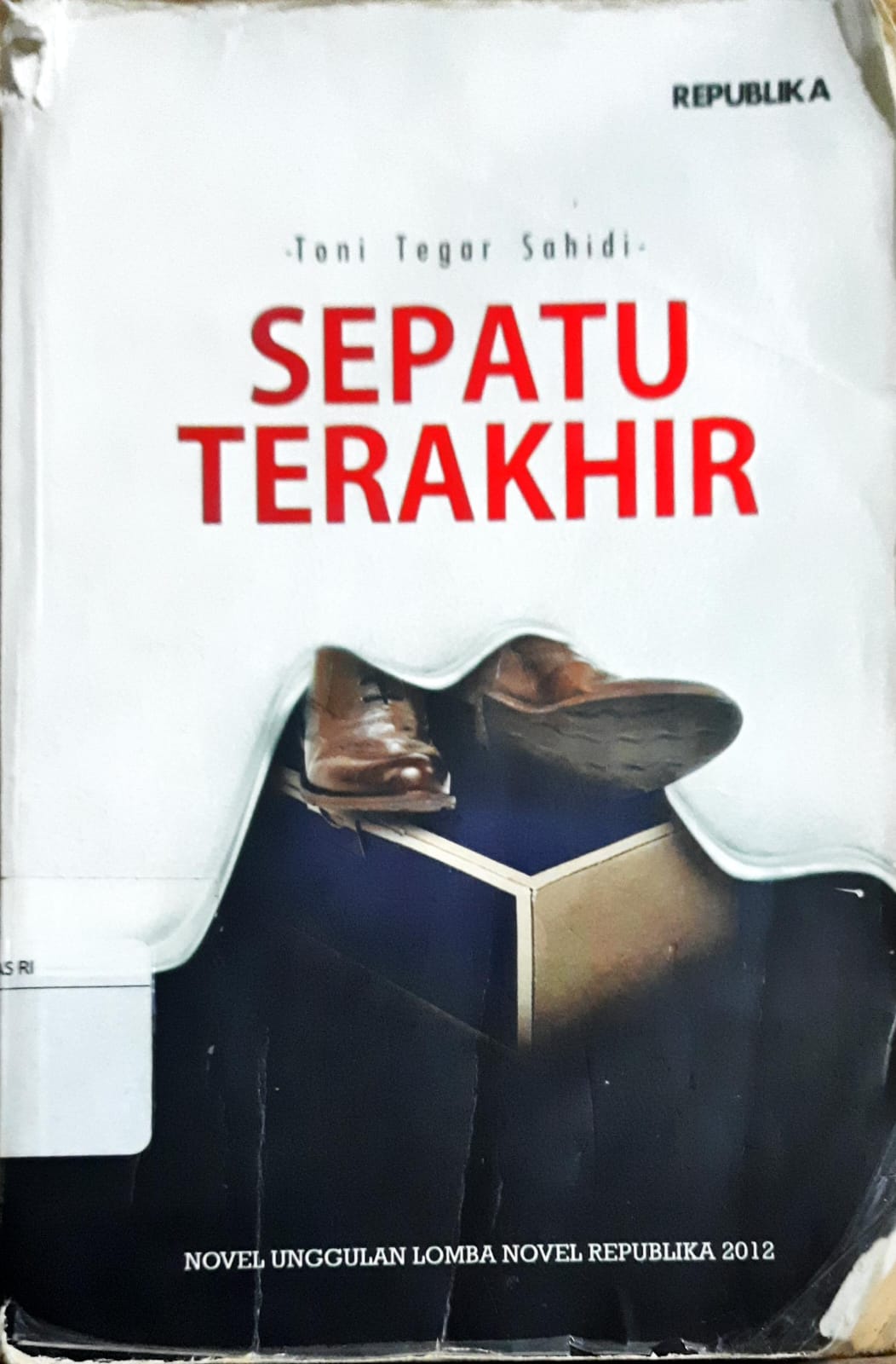 Cover Sepatu terakhir / Toni Tegar Sahidi